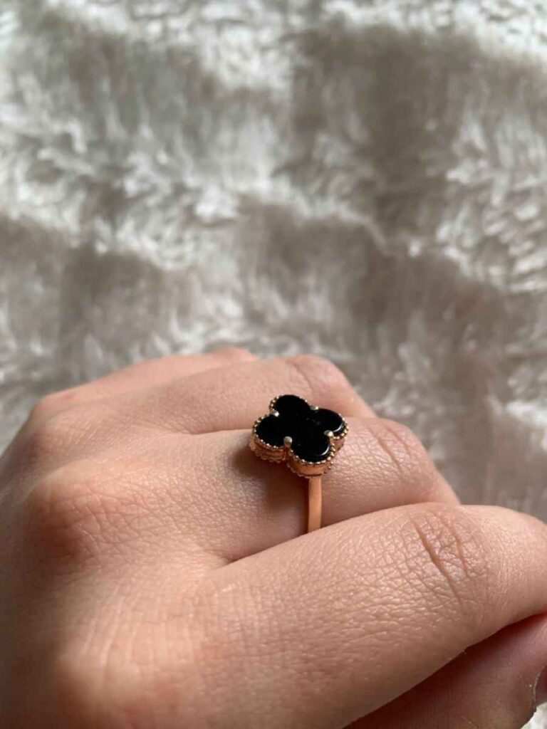 Elegant anti-tarnish stainless steel ring – long-lasting shine and skin-friendly design.